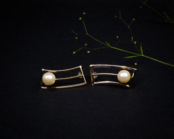 Gold stud earrings - Image 2