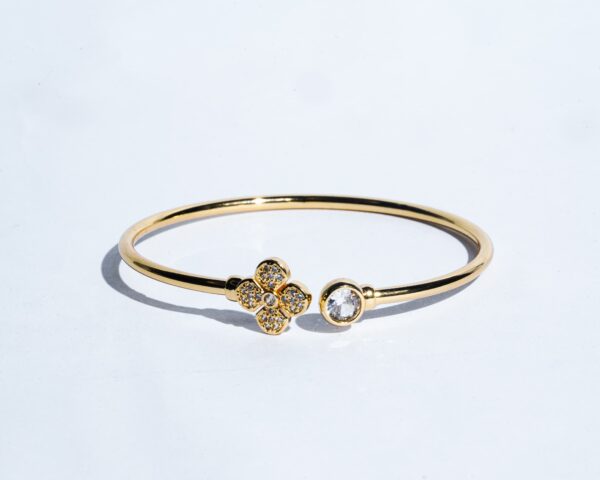 Bracelet with a Clover design