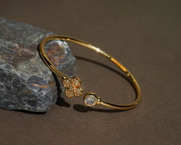 Bracelet with a Clover design - Image 3